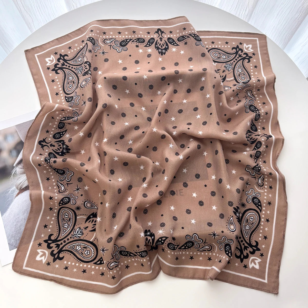 Foulard Carré Femme motif Paisley Beige