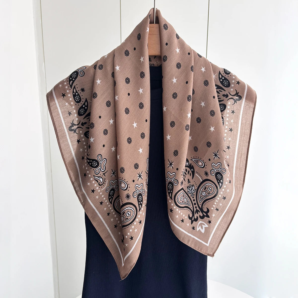 Foulard Carré Femme motif Paisley Beige