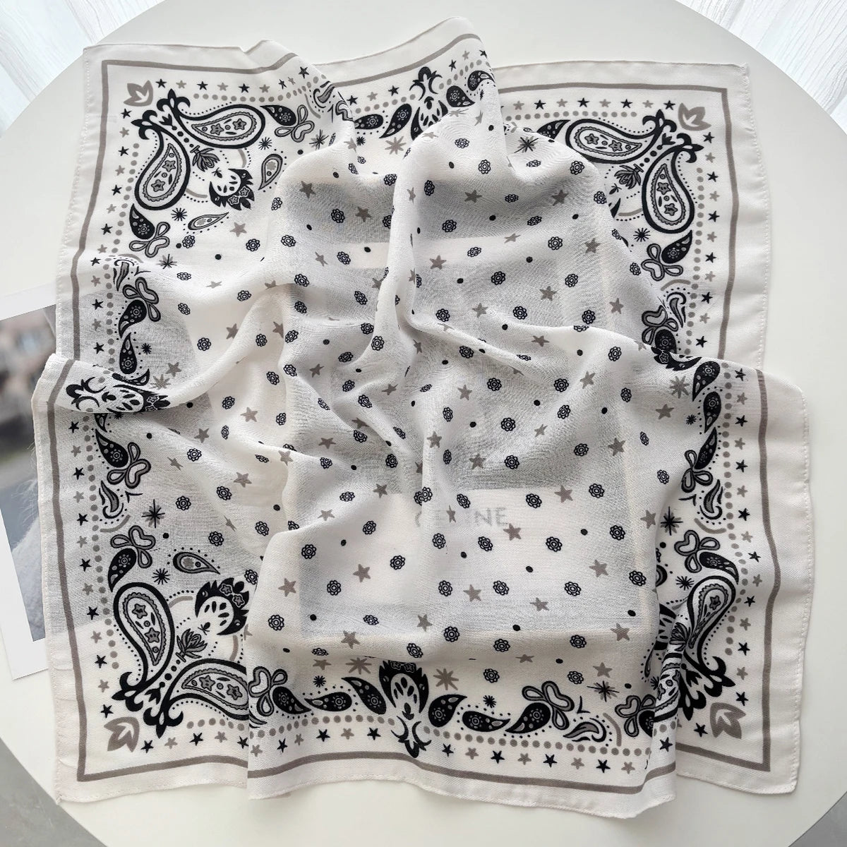Foulard Carré Femme motif Paisley Blanc