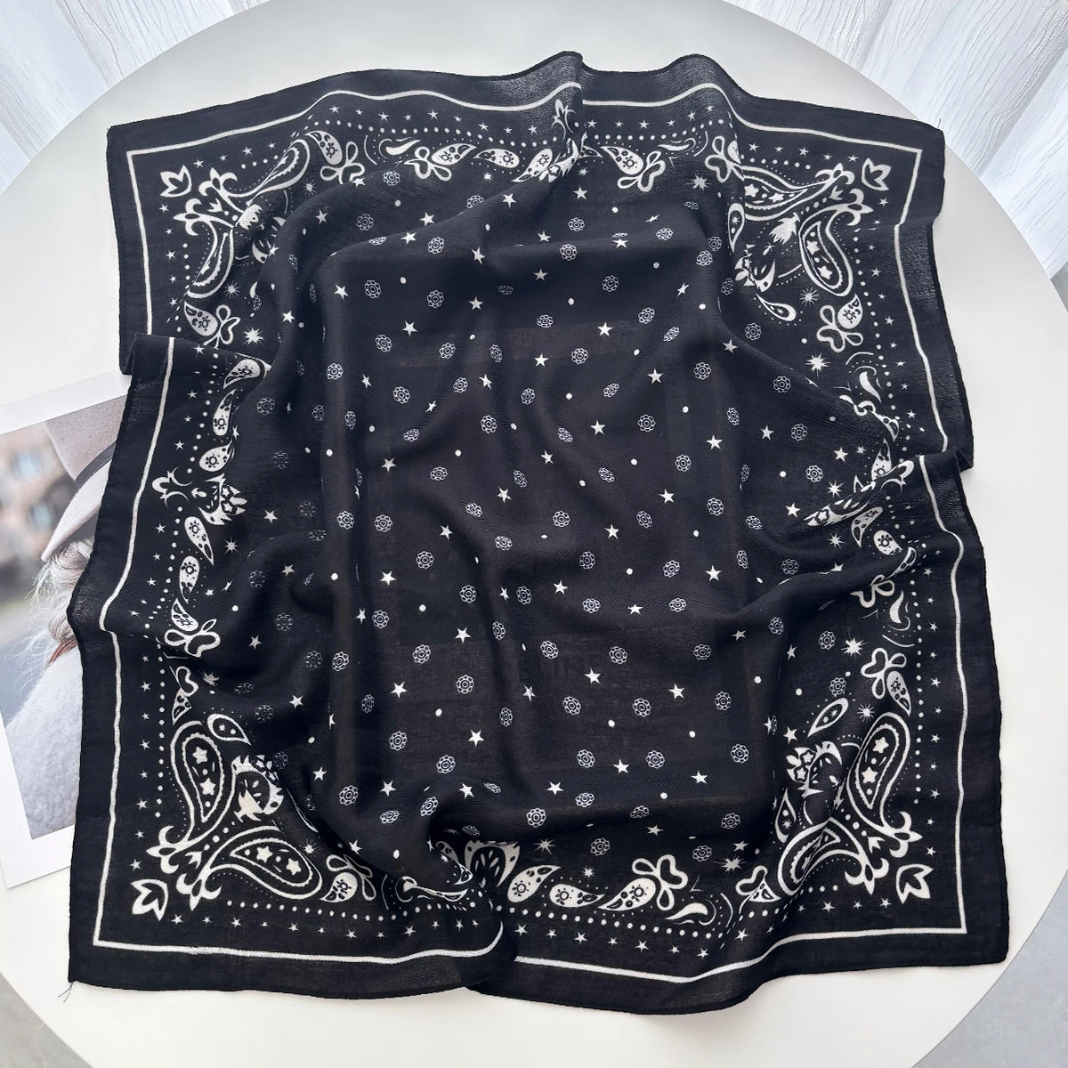 Foulard Carré Femme motif Paisley Noir