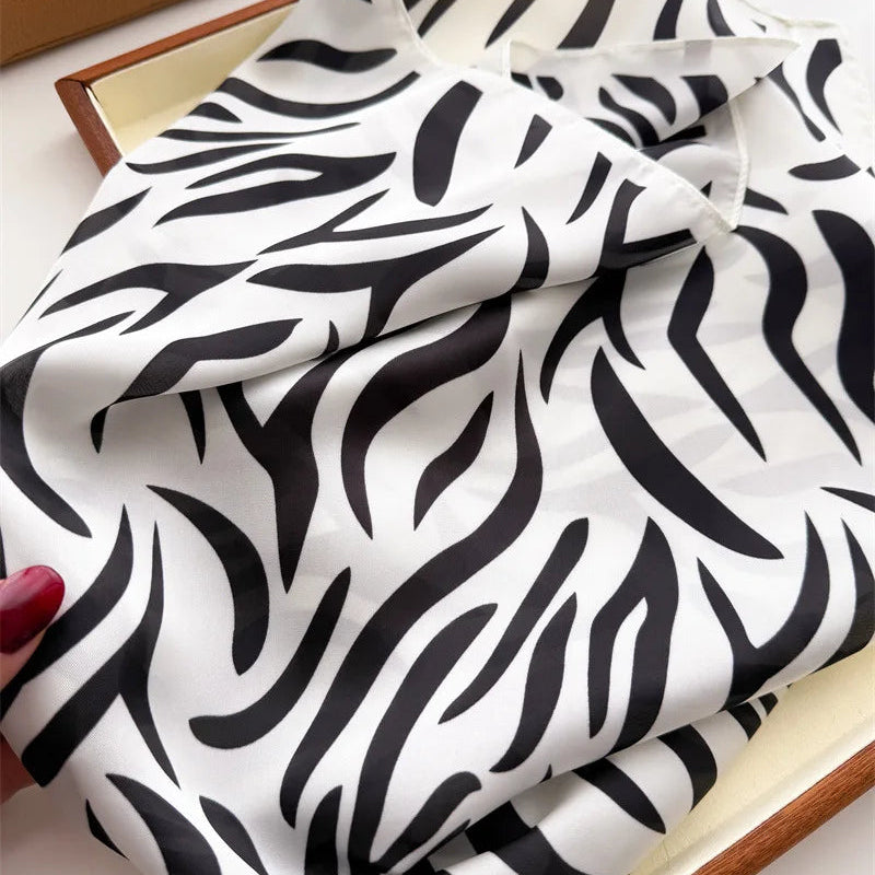  Foulard Carré en Soie motif Zebre Blanc 1