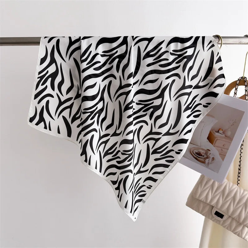  Foulard Carré en Soie motif Zebre Blanc 2