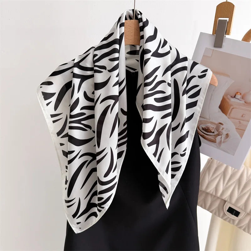  Foulard Carré en Soie motif Zebre Blanc 3