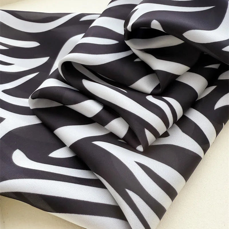  Foulard Carré en Soie motif Zebre Noir 1