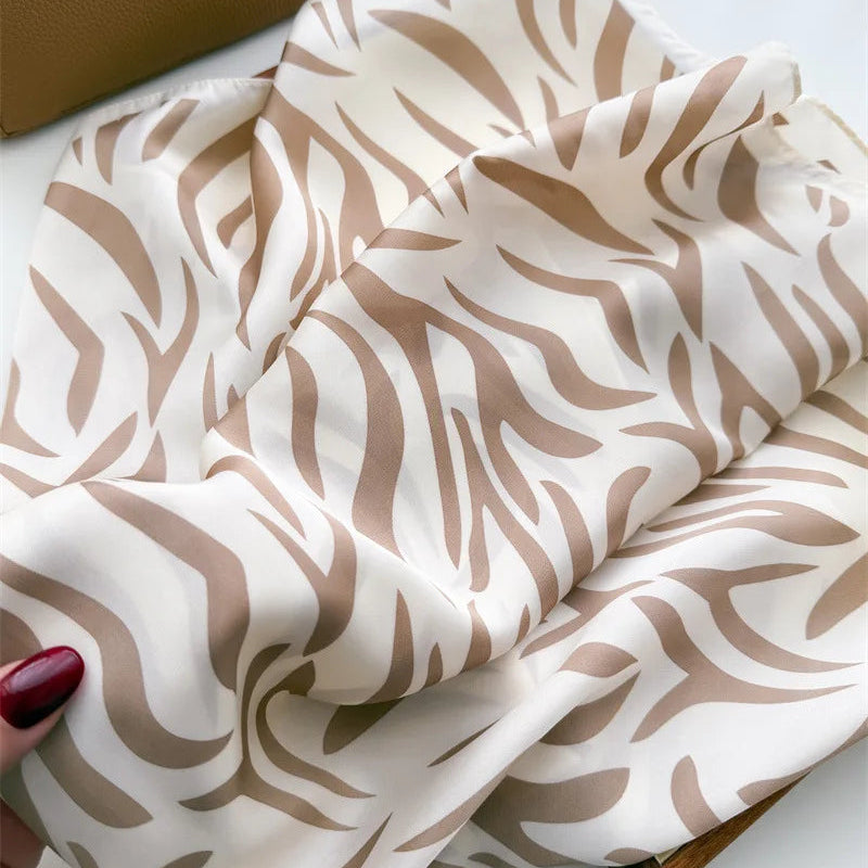 Foulard Carré en Soie motif Zèbre Beige 1