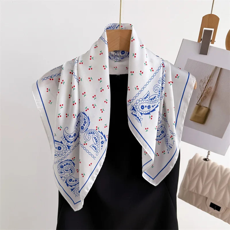 Foulard Femme Carré en Soie Blanc et Bleu motif Cerise