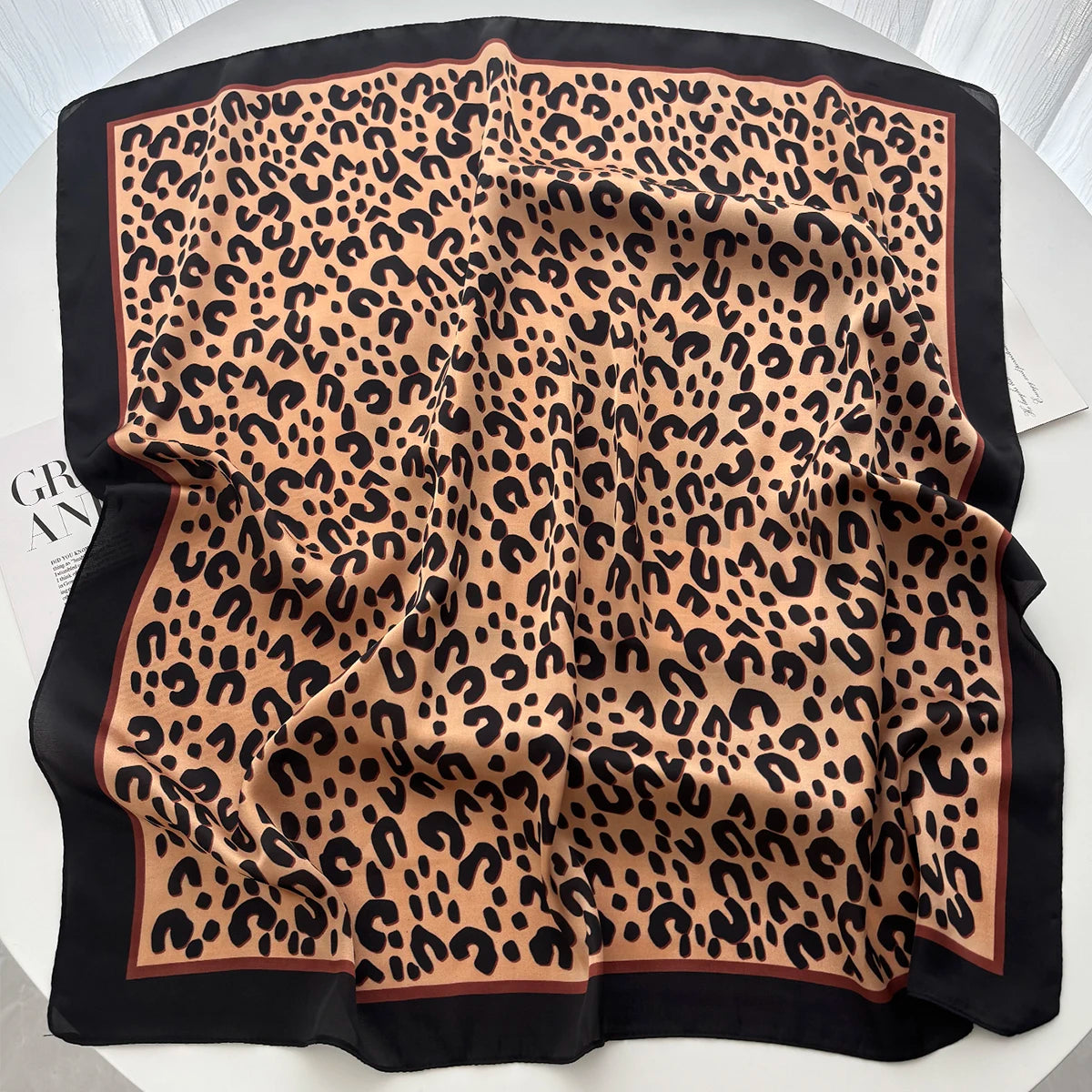 Foulard Femme Léopard Beige Carré en Soie