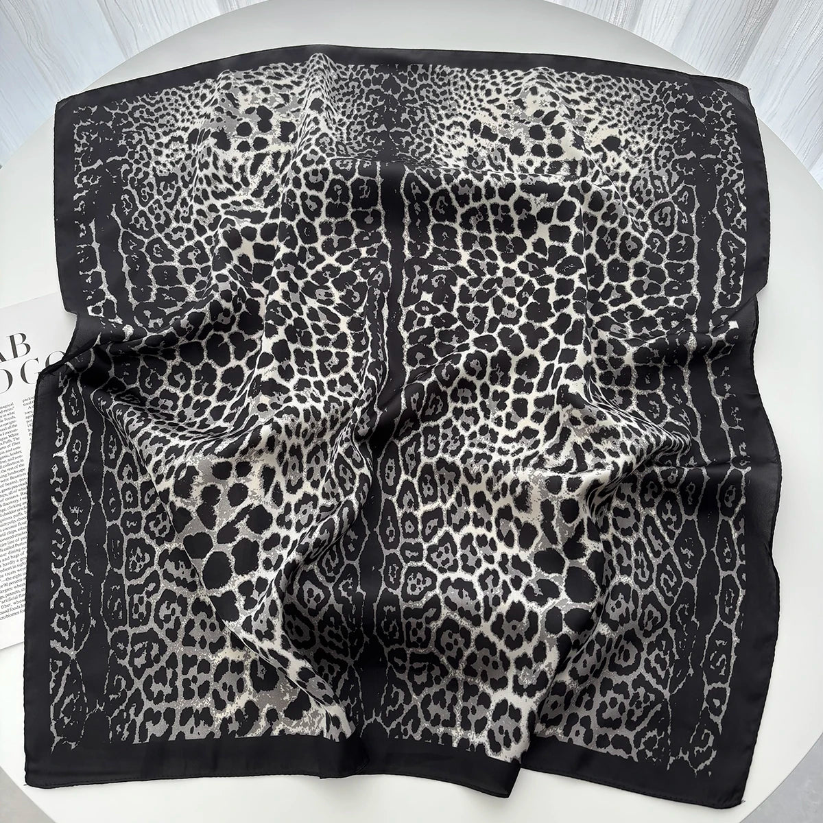 Foulard Gris motif Léopard Carré en Soie