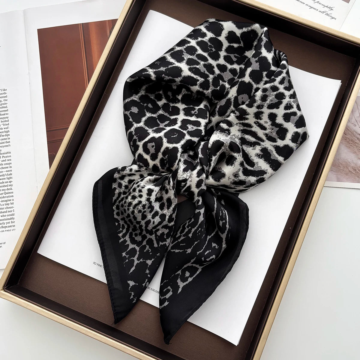 Foulard Gris motif Léopard Carré en Soie