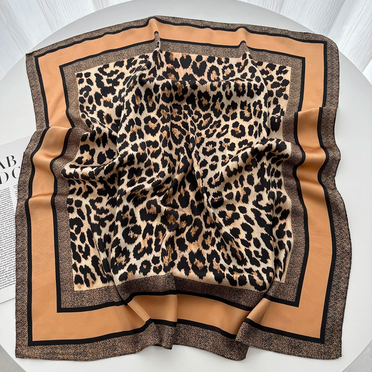 Foulard Marron et Beige motif Léopard Carré en Soie