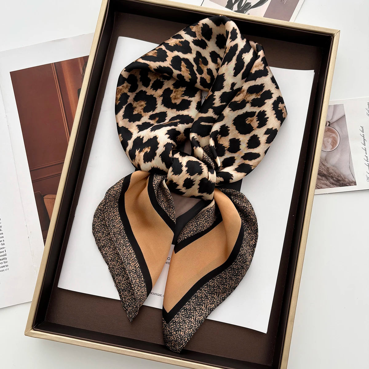Foulard Marron et Beige motif Léopard Carré en Soie