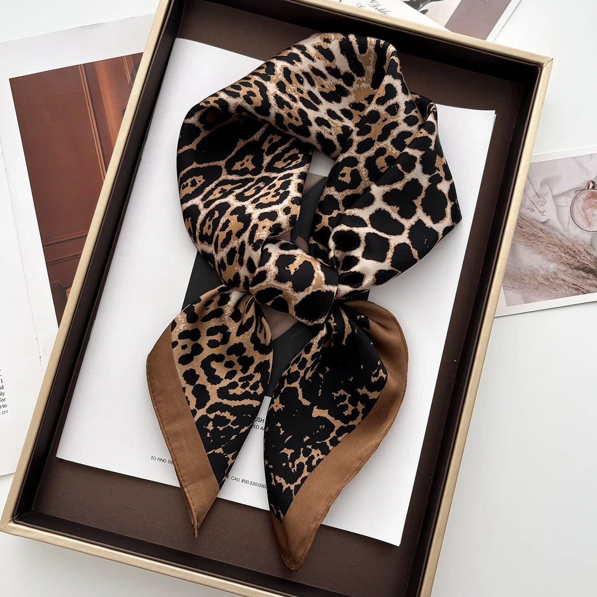 Foulard Marron motif Léopard Carré en Soie