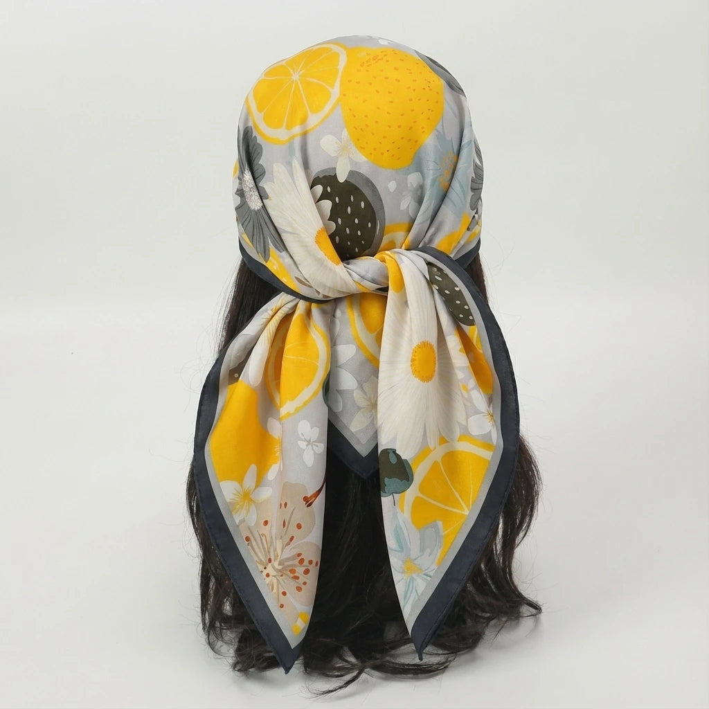 Foulard Noir et Gris motif Fleuri et Agrumes Carré en Soie