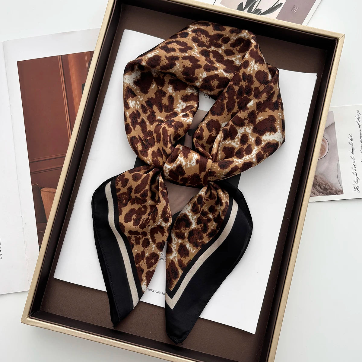 Foulard Noir et Marron motif Léopard Carré en Soie