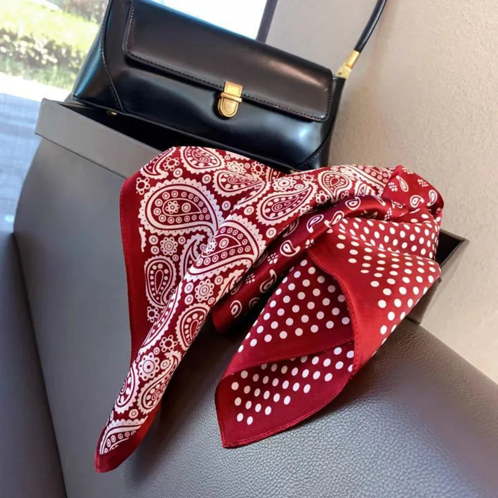 Foulard Rouge à Pois Blanc Carré en Soie