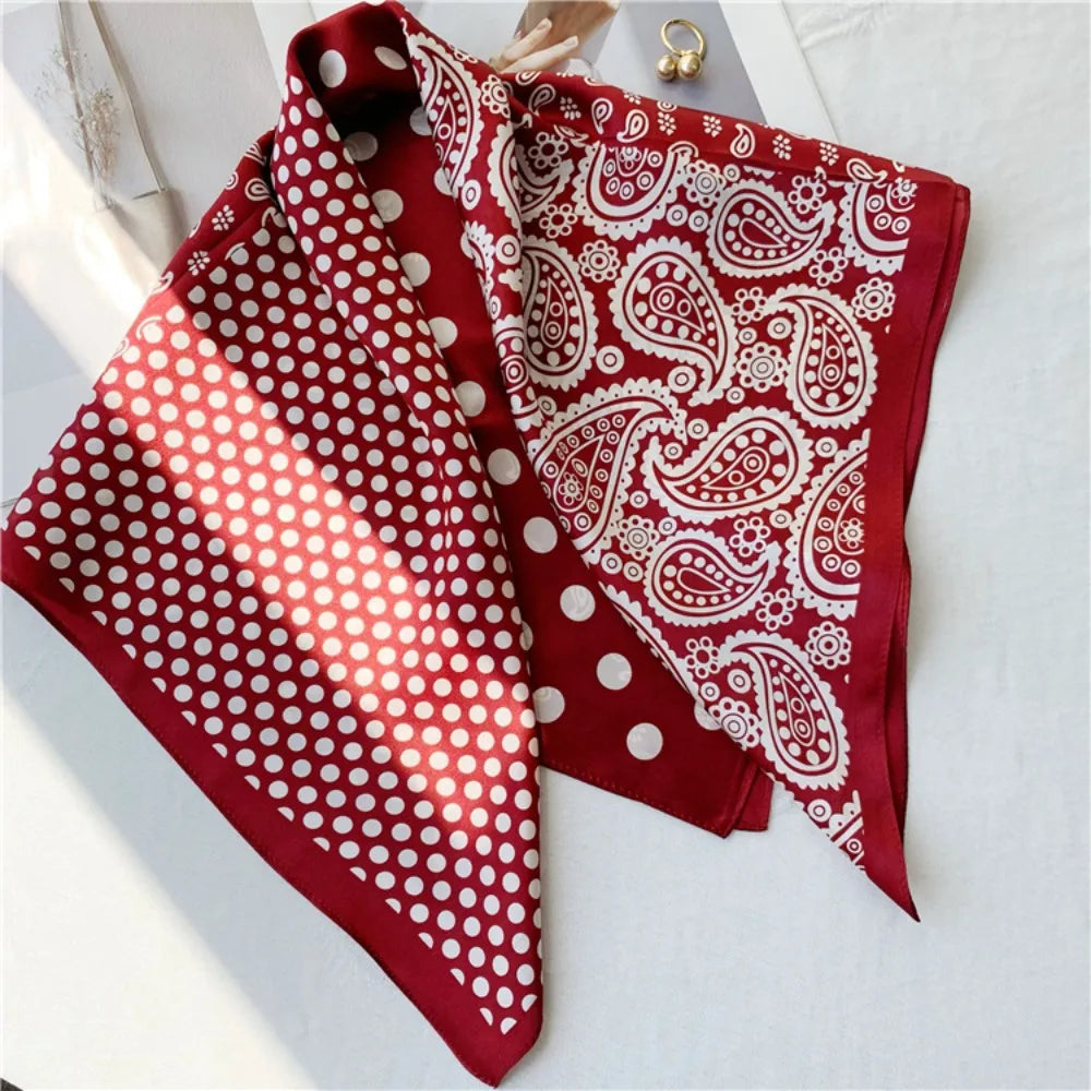 Foulard Rouge à Pois Blanc Carré en Soie