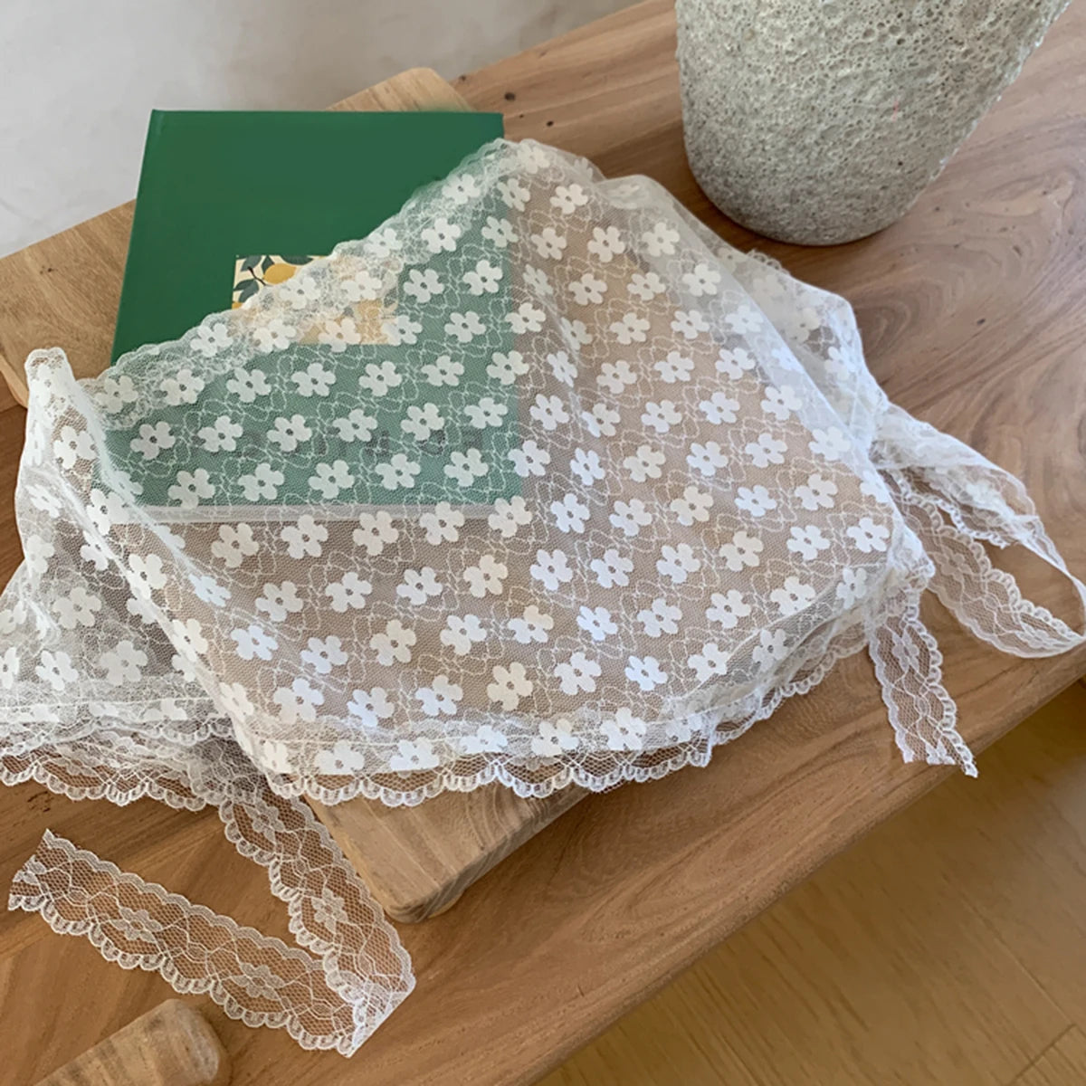 Foulard Triangulaire en Dentelle à fleurs